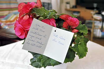 BLOMSTER: "Gratulerer så mye med seieren," står det på kortet som følger blomstene fra ektemannen.