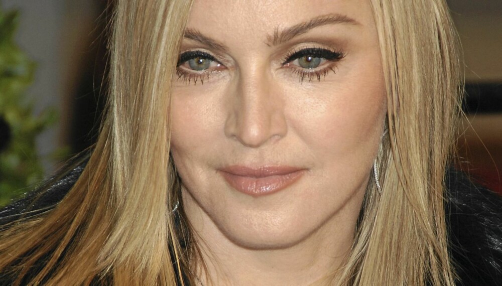 PREMIERE: Madonna har fått linkne kritikker for sin siste film W.E: Heller ikke fansen var fornøyd da hun hastet forbi på den røde løperen. ( Getty )