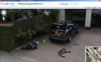 MERKELIG: En naken mann. En bil. En død, eller kanskje sovende, hund. Også dette bildet ble tatt i Tyskland og fjernet av Google etter kort tid.