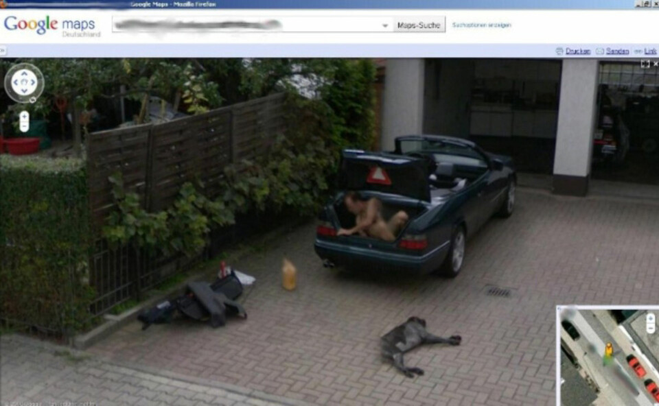 MERKELIG: En naken mann. En bil. En død, eller kanskje sovende, hund. Også dette bildet ble tatt i Tyskland og fjernet av Google etter kort tid.