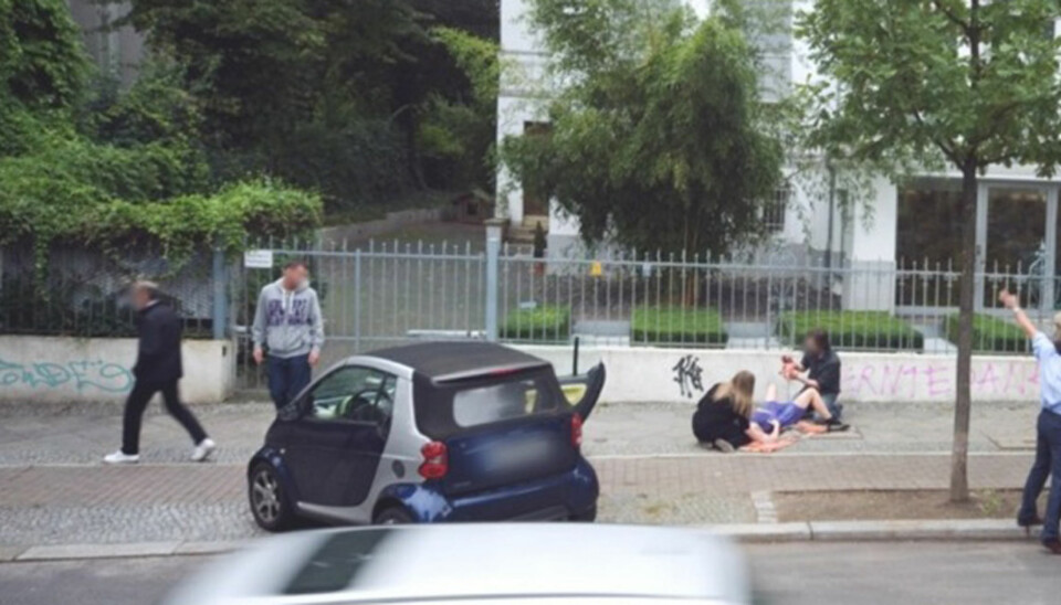 IKKE EKTE: Bildet av en bil parkert på fortauet med døra åpen og en tilsynelatende lykkelig nybakt pappa som holder opp nurket sitt, viste seg å være falskt.