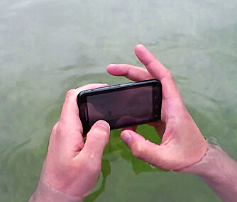 PÅ SVØMMETUR: Vi har testet Motorola Defy i vannet, og kunne spille Angry Birds mens vi plasket.