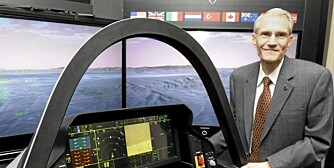 REVOLUSJONERENDE: Cockpiten i F-35 er revolusjonerende. Mike Skaff har ledet utviklingen av jagerflyene.