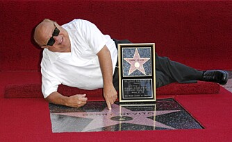Den lille, store stjernen Danny DeVito ble veiet og funnet tung nok til å få sin egen rute på Hollywoods Walk of Fame.