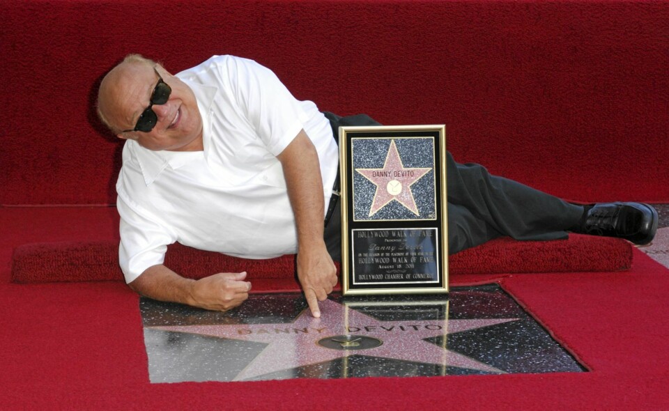 Den lille, store stjernen Danny DeVito ble veiet og funnet tung nok til å få sin egen rute på Hollywoods Walk of Fame.