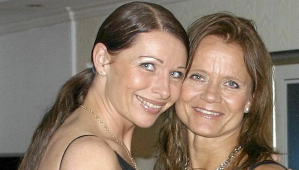 MOTGANG: Linda Medalen (til høyre) og Trude Flan vil gifte seg inne i kirken, men blir tvunget ut på trappen.