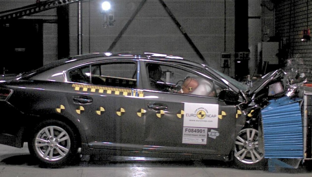 TESTES IKKE: Sikkerheten for voksne i baksetet testes ikke av Euro NCAP.