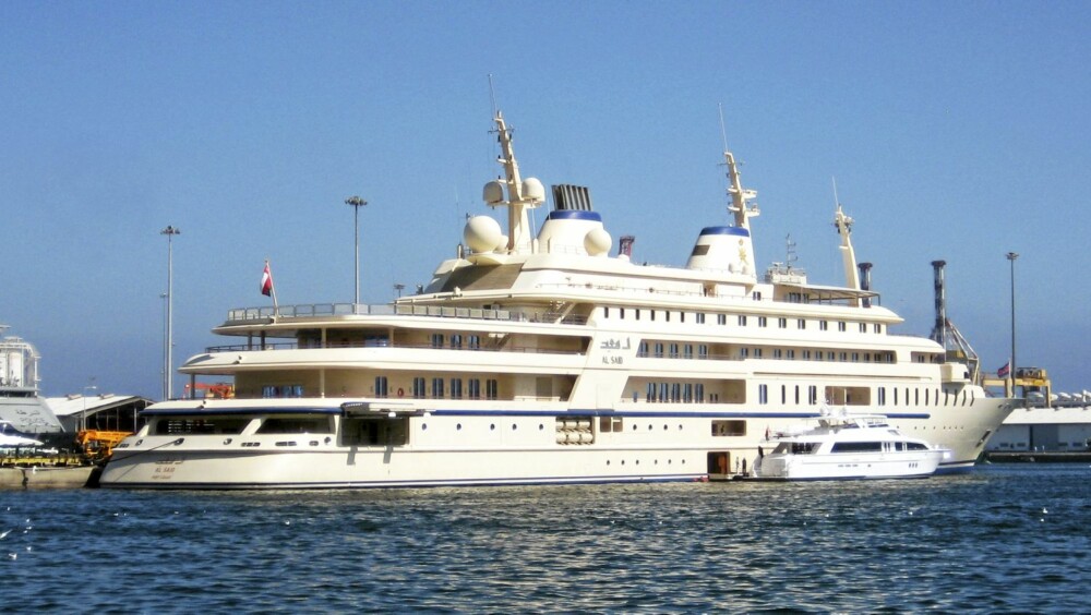 Superyachten ble levert til
sultanen av Oman i 2008 som
erstatning for en litt mindre
megayacht. Båten er 155 meter
lang, består av seks svære dekk
og har overnattingsplass til 70
gjester. Mannskapet teller utrolige
154 mann. Om bord finnes også
en konserthall med plass til et
50-manns stort orkester.
