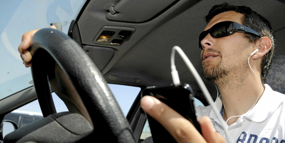 MYTE? Den klassiske italienske sjåfør, med solbriller og mobiltelefon? Slik ser tyskerne ham, i hvert fall. Illustrasjonsfoto: Colourbox.no