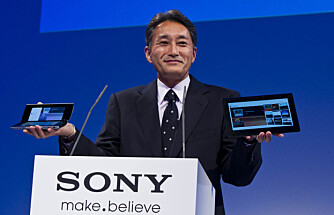STOLT: Kazuo Hirai, direktør for forbrukerprodukter i Sony, kunne stolt vise frem Sony Tablet S og Sony Tablet P på IFA 2011.