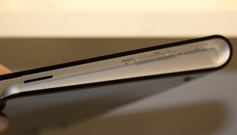 SPESIELL: Formen på Sony Tablet S er spesiell, men i praktisk bruk fungerer det likevel godt.