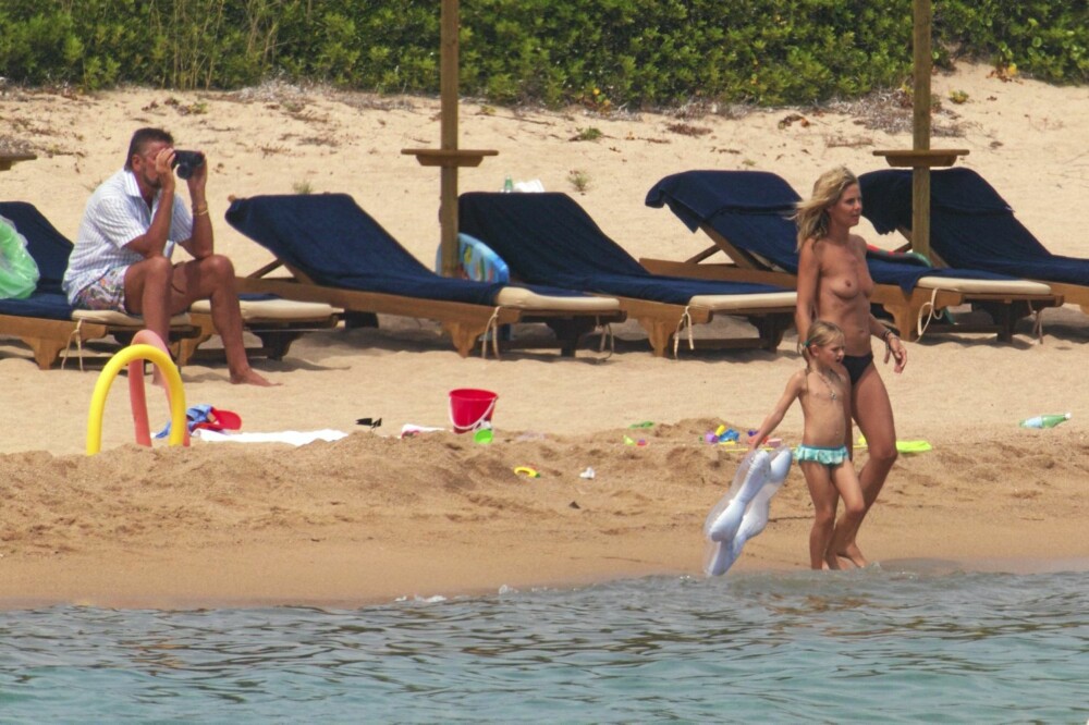 Solbading eller strandlek med barna - Heidi lar bikinitoppen ligge i bagen.