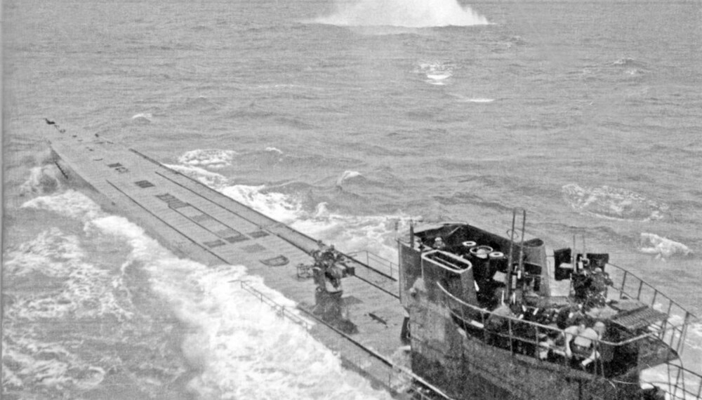 KJEMPEUBÅTEN: Slik så U-864 ut. Dette bildet er tatt av ett av søsterskipene til den tyske kjempeubåten under et luftangrep i 1943.