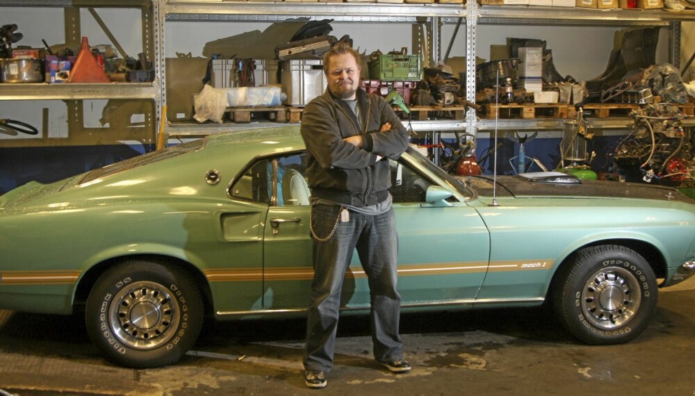GARASJEVANT: Asgeir Borgemoen er godt vant med garasjer. Her er han med en Ford Mustang hos Cars AS. Foto: Egil Nordlien HM Foto