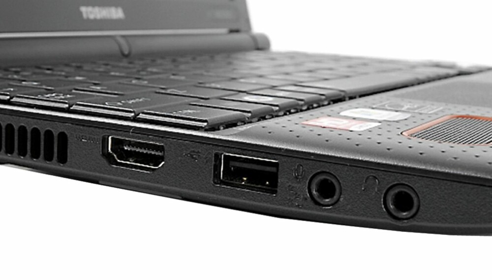 FLUST: Toshiba har plassert de fleste tilkoblingene på venstre side, til glede for høyrehendte som liker å bruke mus.