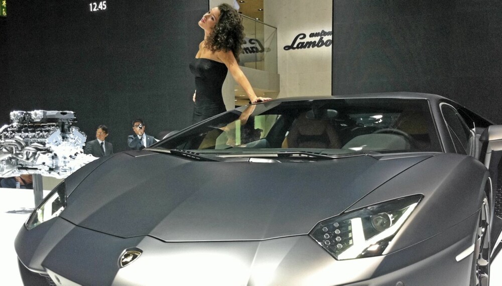 ROLLEFORDELING: På bilutstillingen i Frankfurt måtte Lamborghini Aventador dele på oppmerksomheten, men i filmen du kan se her, får den full oppmerksomhet.