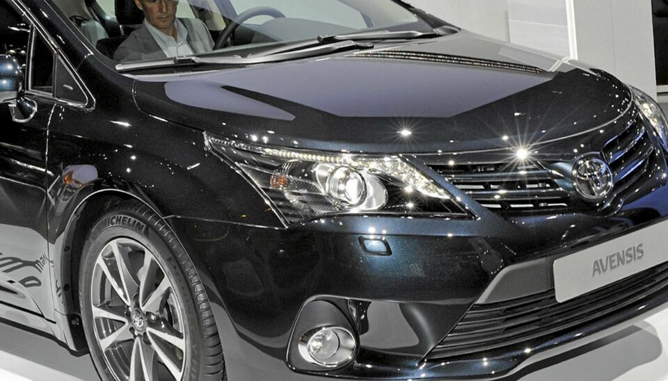 NY: Nye Avensis får en mer aggressiv front som er i tråd med Toyotas nye uttrykk. Kjøreegenskapene skal bli bedre og kvalitetsopplevelse innvendig økes noen hakk.