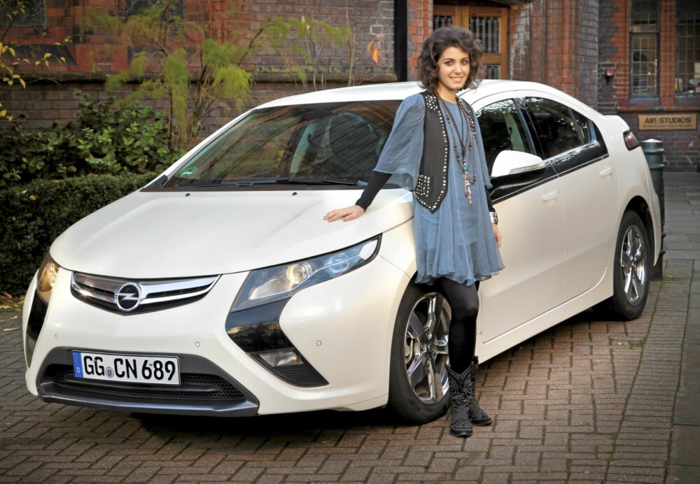 AMBASSADØR: Katie Melua hjelper Opel med å promovere Ampera i Europa. FOTO: GM