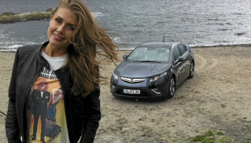 FARVEL, MANN MED HATT: Tone Damli Aaberge (23) skal selge Opel og plugg-inn-hybriden Ampera i særdeleshet. FOTO: Opel