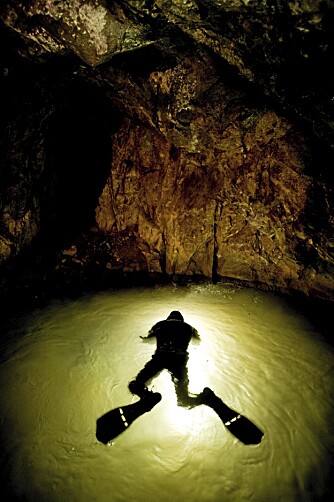 SOM EN ROMFARER: Dykker Stein Johnsen flyter på det klare gruvevannet, mens han lyser ned mot Ronny, som er på vei inn i denne mystiske, vannfylte verdenen.