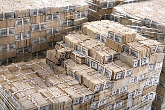 70 milliarder kroner verdt i brukte 100-dollarsedler i bunter er både tungt og krever mye plass.