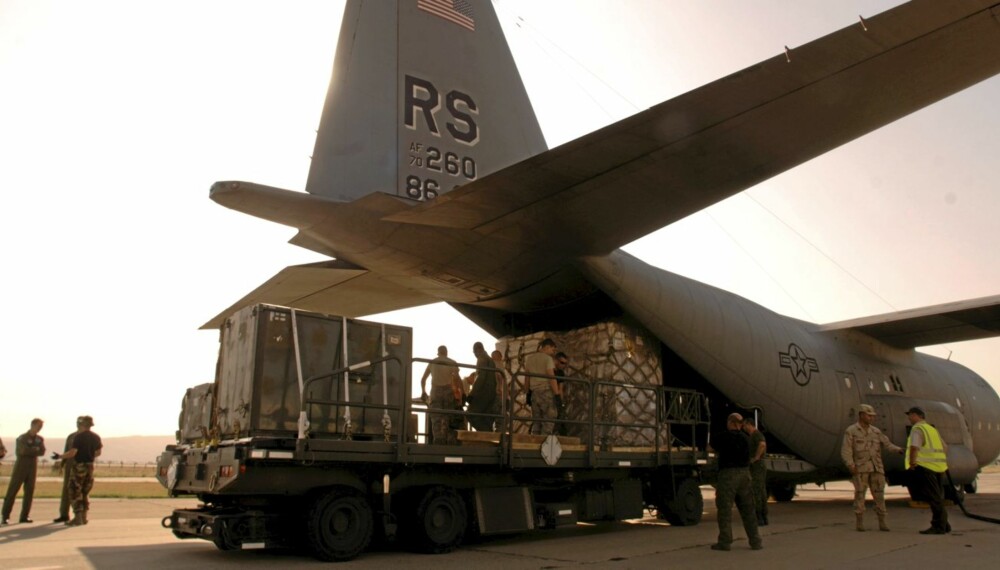 Det tok 20 fly av typen Hercules C-130 å frakte alt fra USA til Irak. Og når slike seddelbunter passerer flere par hender, blir fristelsen stor til å stikke noen lapper unna.