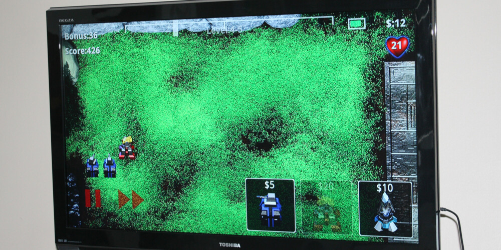 SPEILING: Med HDMI speiler du bildet fra mobilskjermen, og kan spille fantastiske saker som Robo Defense på storskjerm.