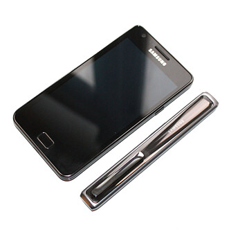 TILBEHØR: Samsung HM5000 kan brukes sammen med alle telefoner med Bluetooth. Her ved siden av Samsung Galaxy S II.