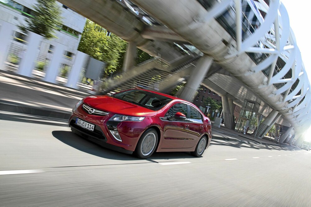 LØSNINGEN? Opel Ampera kan kjøres som ren elbil i byene. Foto: Opel/Charlie Magee