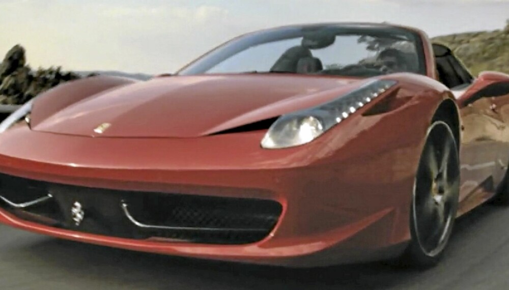 SPIDER: Ferrari 458 Spider i sitt rette element: På svingete veier langs Amalfikysten.