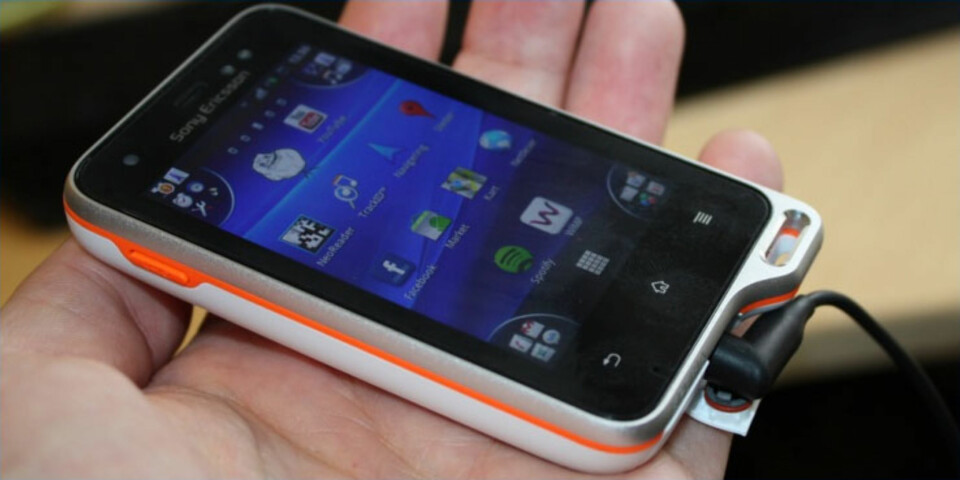 LITEN: Xperia Active er ikke spesielt stor, og dermed lett å ta med seg på trening.
