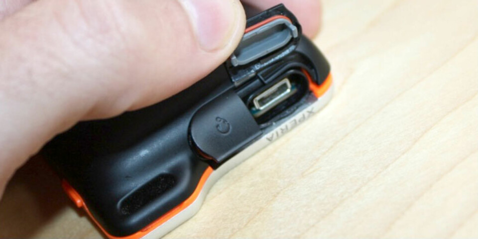PROPPER: Lydutgangen og USB-tilkoblingen er beskyttet av gummipropper. Telefonen er dermed ikke helt vanntett dersom du har hodesett koblet til.