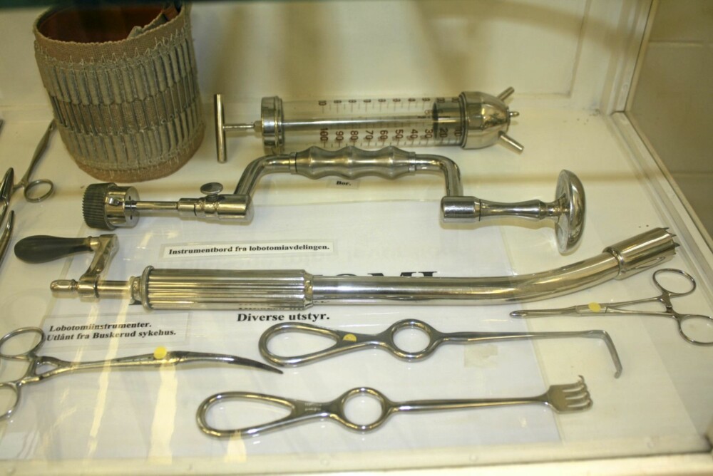 Legene brukte både kulebor og sveivedrill for å lage et hull i kraniet på pasientene. Selv om de var bedøvet, var de våkne under inngrepet.