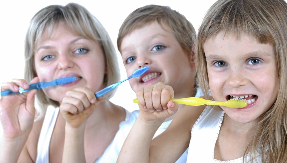 HJELP MED TANNPUSS: Det er foreldrenes oppgave å sørge for barnas tenner. Hjelp til, og overvåk barnets tannpuss helt til barnet mestrer det.