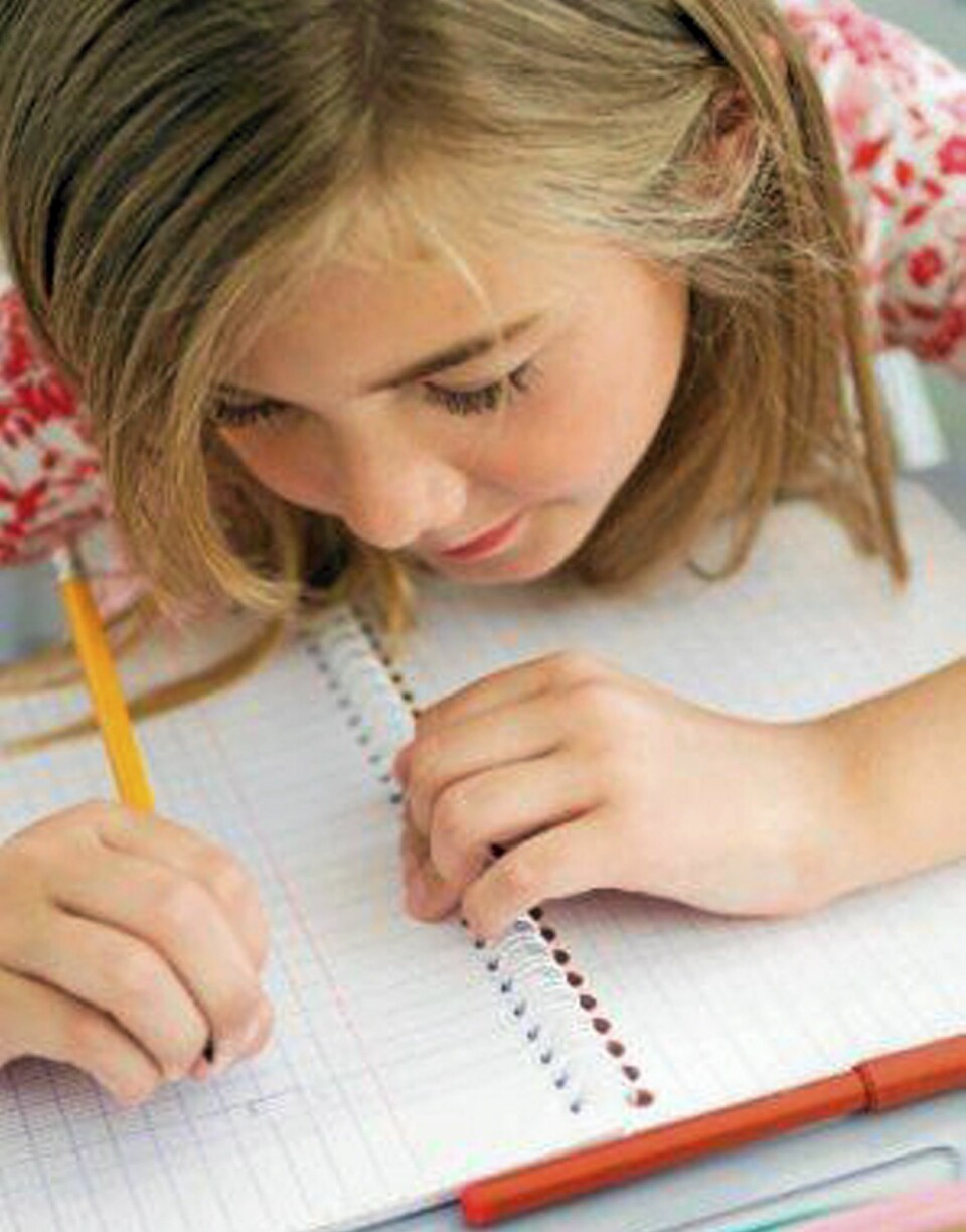 FØLG UTVIKLINGEN: Vær tilgjengelig for barnet når det skal gjøre lekser, og følg med på den faglige utviklingen. Dette er viktig for å kunne gi tilbakemelding til skolen.