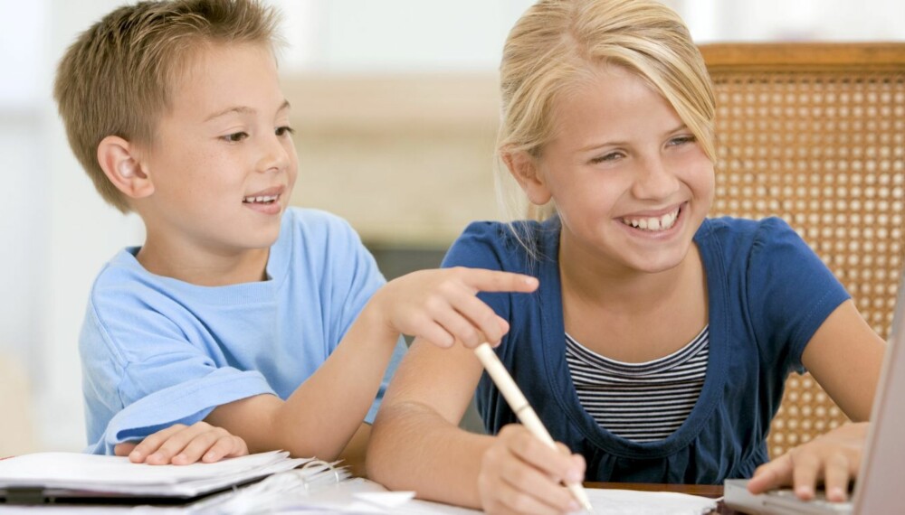 LEKSEHJELP: Det er viktig at foreldre lærer barna sine gode rutiner for hjemmelekser, og hjelp gjerne til med lesetrening og talløvelse.