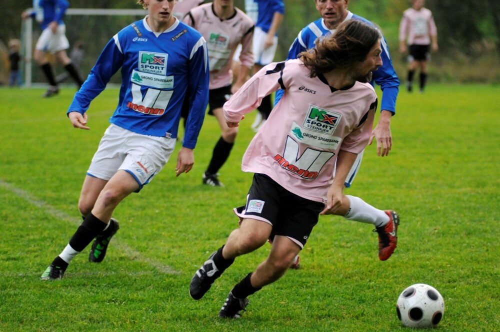 STING: Myggen Mykland viste frem gamle kunster på Mosvik Stadion, og scoret et vakkert mål. STING: Myggen Mykland viste frem gamle kunster på Mosvik Stadion, og scoret et vakkert mål.