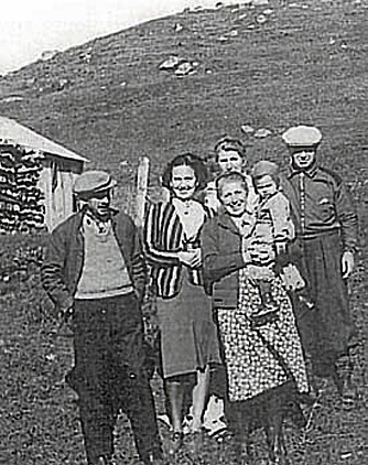 Familiene Reichwald og Fein på gården Brådland i Frafjord, der de holdt seg i dekning i 1941. Fra venstre Hans Reichwald, kona Edith, Jeanette Reichwald med barnebarnet Harry. Bak står Rösi og Julius Fein. Alle sammen ble utryddet.