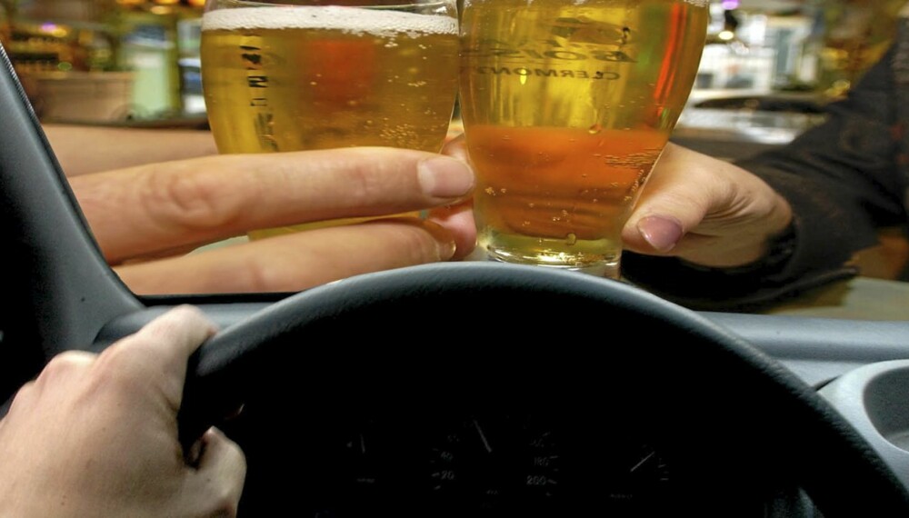 RATTFYLL: 30 prosent av svenskene synes det er ok å kjøre bil etter å ha drukket en øl eller et glass vin. Illustrasjonsfoto: