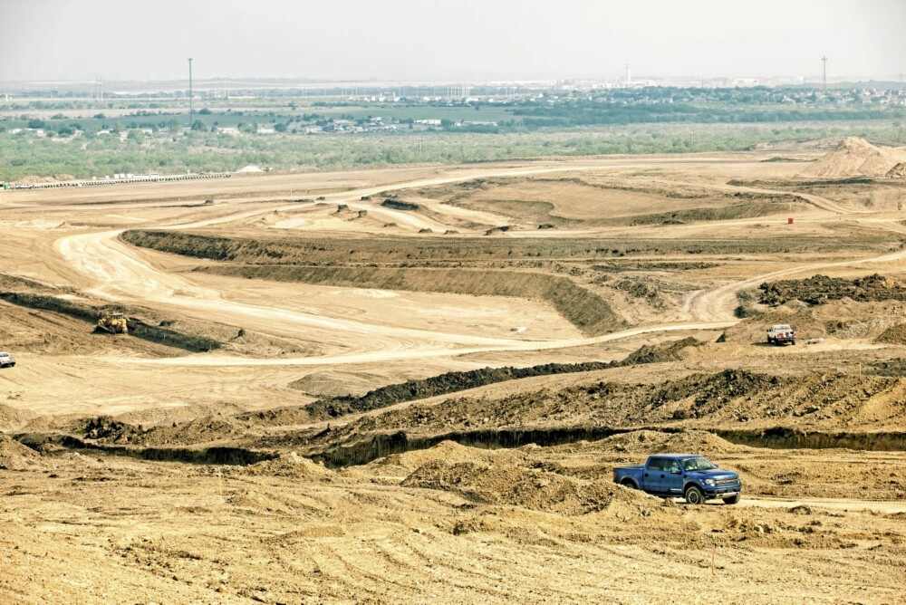 SAND-ØDE: Hvem skulle tro at denne ørkenen vil være fiks ferdig og en av verdens råeste racerbaner allerede neste år? SAND-ØDE: Hvem skulle tro at denne ørkenen vil være fiks ferdig og en av verdens råeste racerbaner allerede neste år?