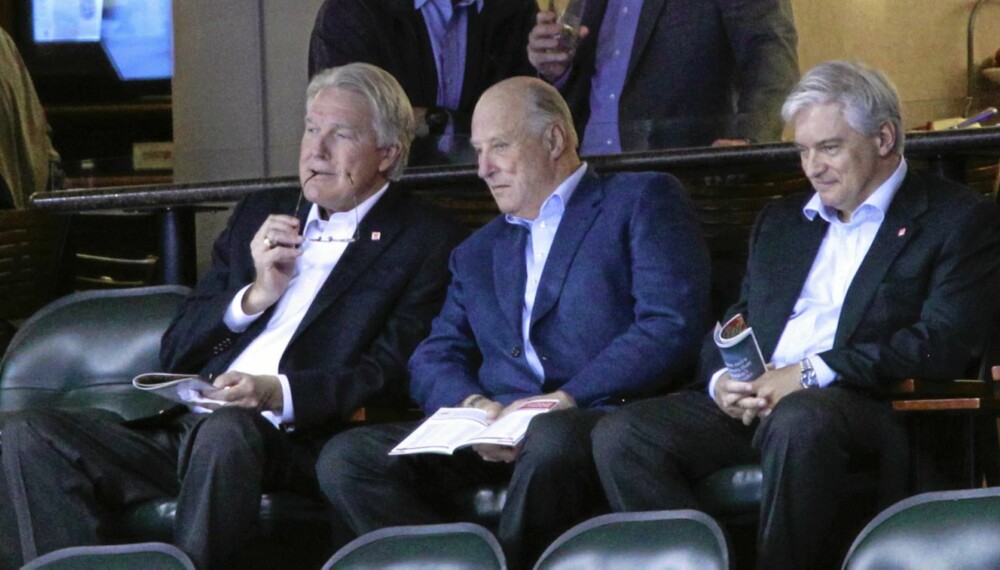 Kong Harald (midten) var tilstede på ishockeykampen mellom Minnesota Wild og Detroit Red Wings lørdag. T.h. ambassadør Wegger Chr. Strømmen. Kong Harald (midten) var tilstede på ishockeykampen mellom Minnesota Wild og Detroit Red Wings lørdag. T.h. ambassadør Wegger Chr. Strømmen.