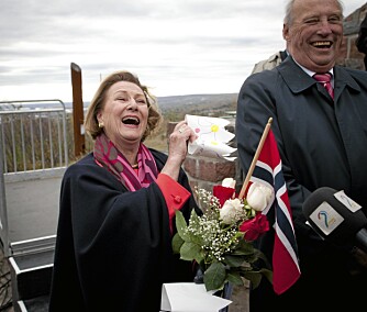 Dronning Sonja ble overrakt en pappkrone, til stor munterhet for både henne og kong Harald.