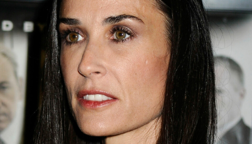 Demi Moore fester alene. Ashton Kutcher sitter hjemme og sturer.
