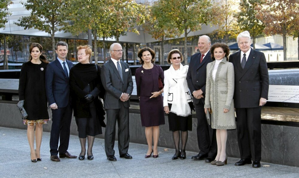 KONGELIGE MARKERING: Både det norske og svenske kongeparet, det danske kronprinsparet og presidentene i Island og Finland deltok under seremonien ved Memorial Tree.