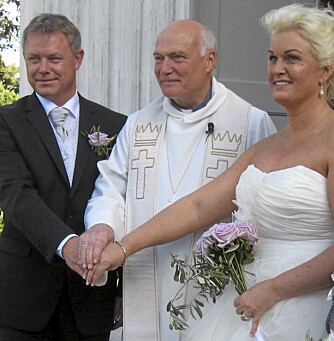 Monica og Roger poserer sammen med presten, Per Inge Eide, på kirketrappen etter vielsen i 2009. (Foto: Siw Wollstadmo)