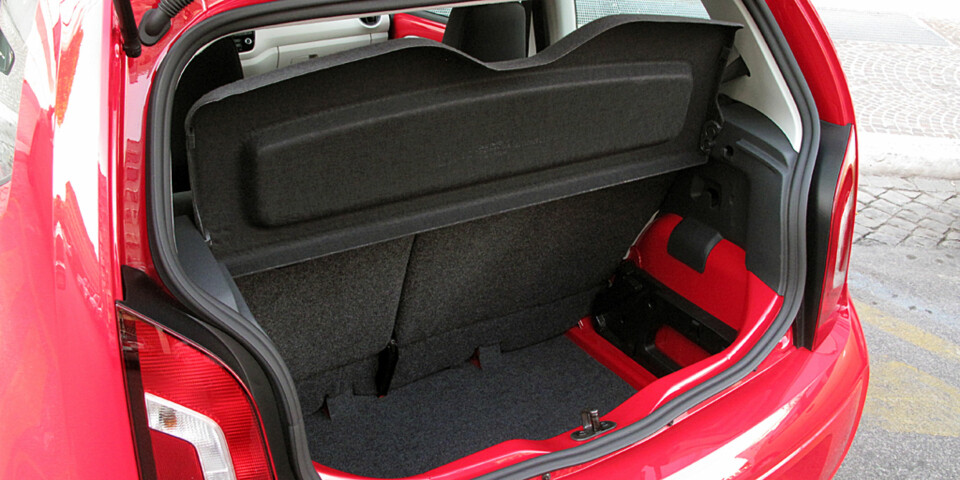 251 LITER: Plassen er godt utnyttet i hele bilen. Bagasjerommet er blant de aller største i klassen.
