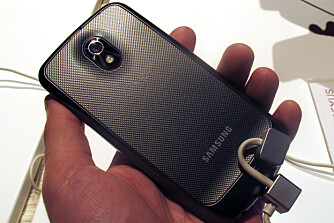 KURVET: Galaxy Nexus har en kurvet utforming og gummiert bakside.