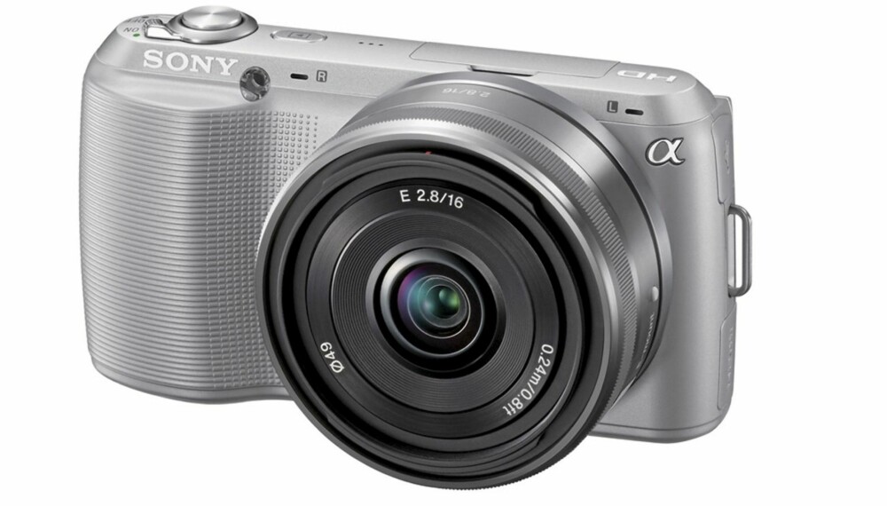 PANNEKAKE: Med et smalt "pannekake"-objektiv blir ikke NEX-C3 mye større enn et kompaktkamera.