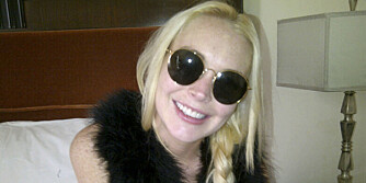 BLENDAHVITT: Lindsay Lohan flasher de nystelte tennene sine på Twitter.