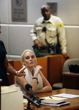 TILBAKE I RETTEN: Lindsay Lohan mått forrige uke møte i retten for brudd på forutsetningene knyttet til en betinget dom for fyllekjøring og smykketyveri.